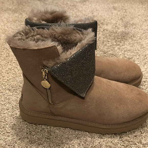 Ugg boot with side zipper. - Picture 2 of 10